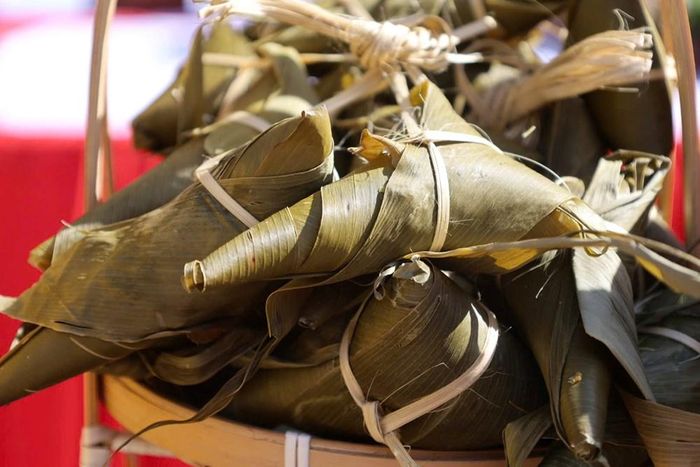Bánh lá đót được làm từ nếp rẫy theo cách chế biến truyền thống của người Co