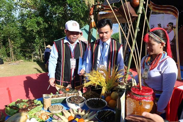 Ban giám khảo đánh giá từng món ăn dựa trên hương vị, cách trình bày và nét truyền thống