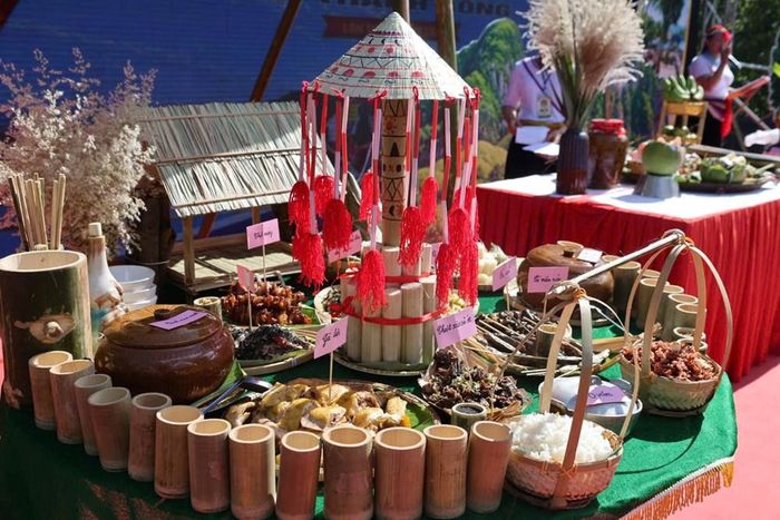 Mâm cơm người Co quy tụ nhiều sản vật đặc trưng