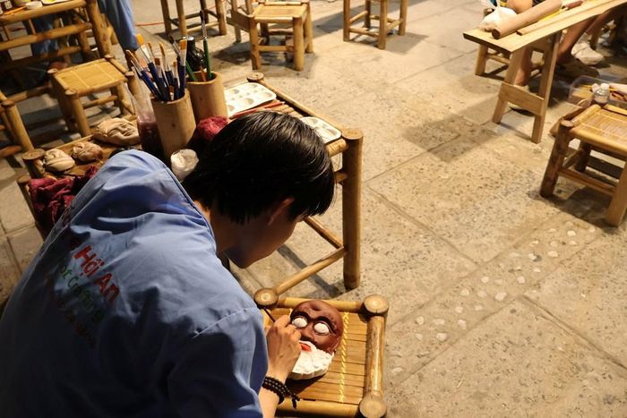 Các nghệ nhân, thợ làng nghề trình diễn nghề, để du khách cùng "chạm" vào tri thức nghề truyền thống