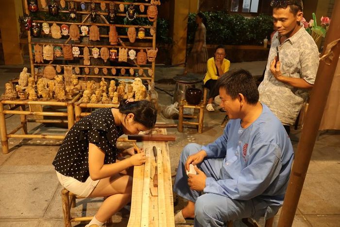 Trải nghiệm nghề thủ công điêu khắc trên tre tại không gian sắp đặt "Chạm truyền thống"