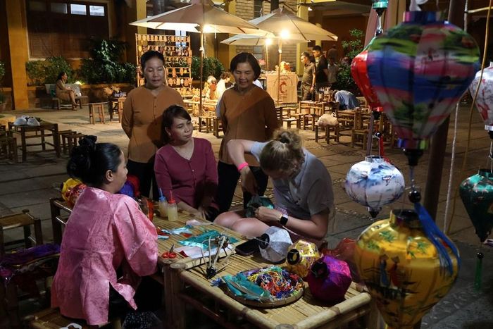 Một người "trổ tài", nhiều người cổ vũ, động viên, tạo không khí "chạm", giao lưu sôi nổi tại các không gian