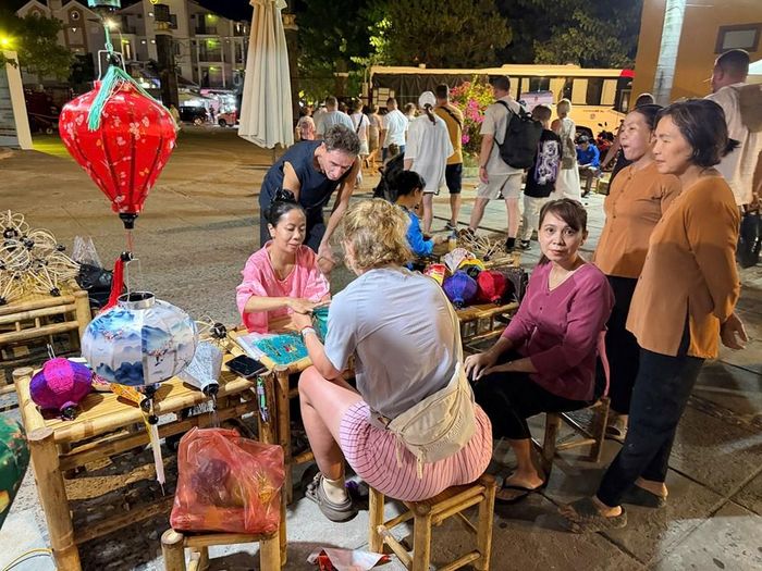 Không gian "Chạm truyền thống" thu hút rất nhiều du khách đến trải nghiệm