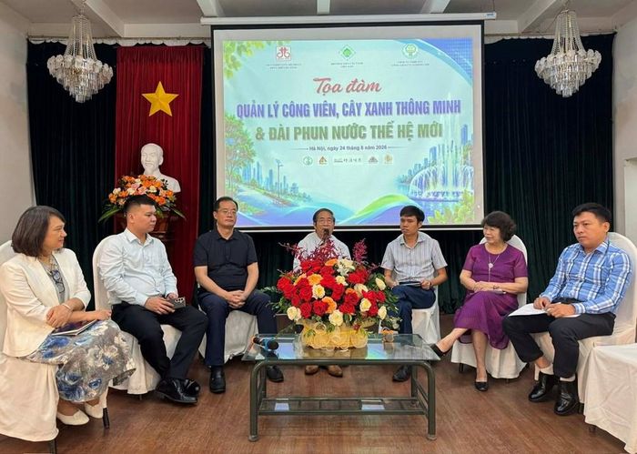 KS. Đặng Phan Điệp, Tổng Giám đốc Công ty CP Lumina X (thứ 3 từ phải sang), trong cuộc tọa đàm “Quản lý công viên, cây xanh thông minh và đài phun nước thế hệ mới” diễn ra tại Hà Nội mới đây