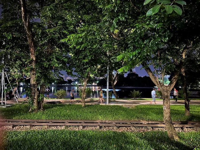Công viên Thống Nhất đêm xuống, chủ yếu trở thành nơi cho người dân đi dạo, tập thể dục