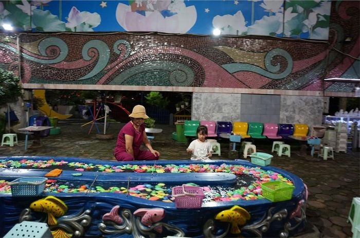 Dịch vụ cũ kỹ và nghèo nàn thường thấy về đêm tại nhiều công viên cũ ở Hà Nội