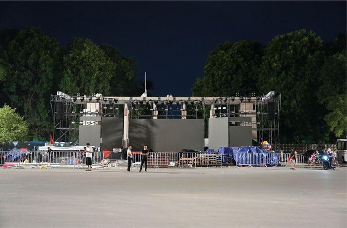 Sân khấu quy mô lớn chuẩn bị cho một đêm diễn cuối tuần bên cạnh không gian Công viên Thống Nhất, Hà Nội