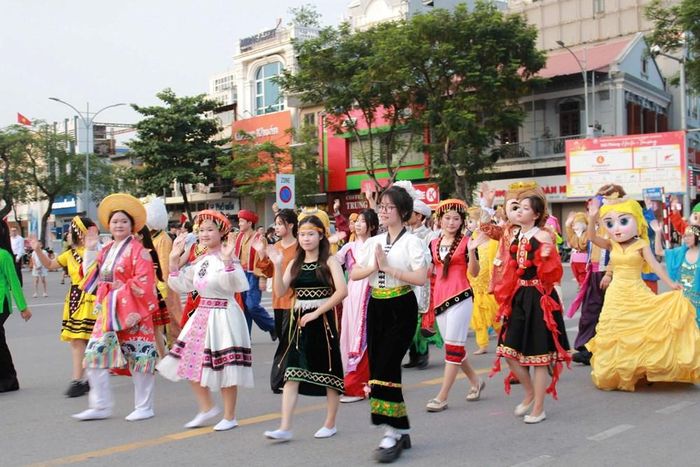 Diễu hành thu hút sự chú ý của đông đảo nhân dân