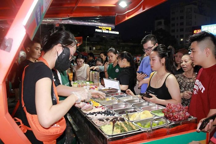 Các món ăn thu hút đông đảo người dân thưởng thức