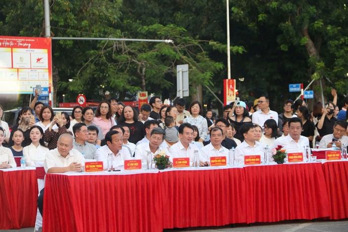 Các đại biểu và đông đảo người dân Hải Phòng tham dự lễ khai mạc