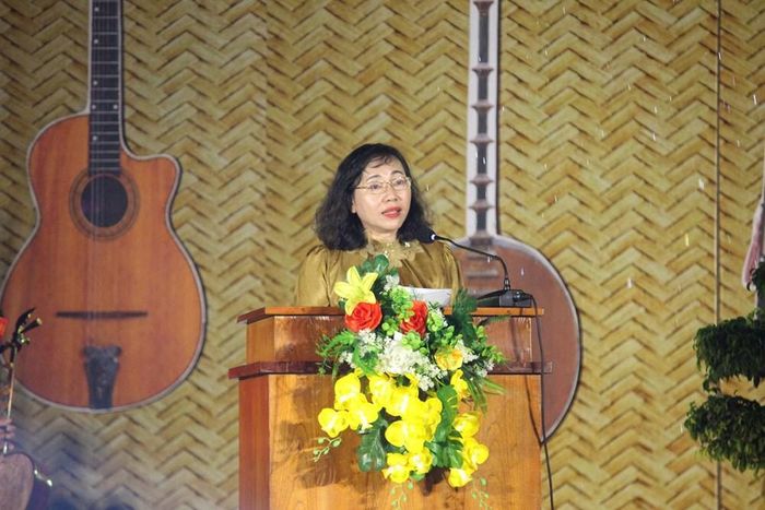 Chủ tịch UBND phường Tăng Nhơn Phú Cao Thị Ngọc Châu phát biểu khai mạc Liên hoan Đờn ca tài tử - Cải lương Nam Bộ phường Tăng Nhơn Phú mở rộng lần thứ I - năm 2026