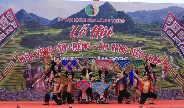 Các tiết mục văn nghệ đậm đà bản sắc dân tộc Mông tại lễ hội. Ảnh: Hương Thu/TTXVN