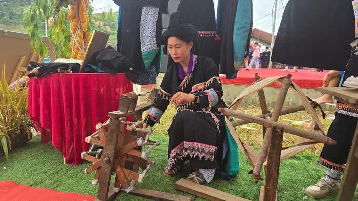 Phụ nữ dân tộc Thu Lao ở Sín Chéng gìn giữ, bảo tồn nghề dệt truyền thống đã được công nhận là Di sản văn hoá phi vật thể quốc gia. Ảnh: Hương Thu/TTXVN