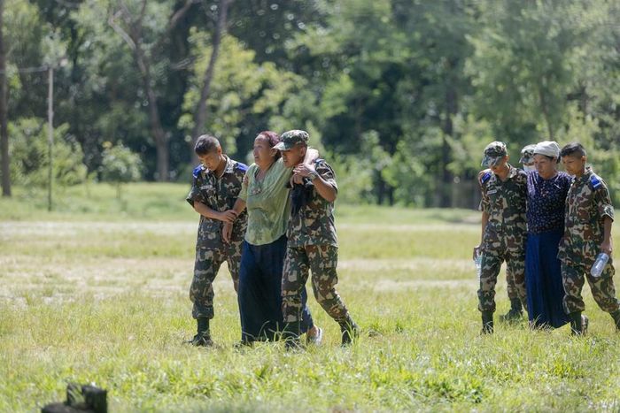 Binh sĩ hỗ trợ nạn nhân tại hiện trường lũ quét tàn phá nghiêm trọng ở khu vực Nuwakot, Nepal ngày 27/8/2026