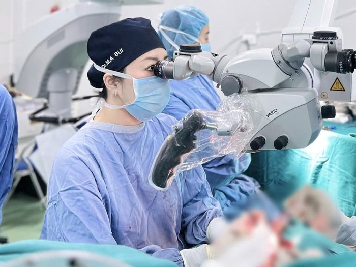 TS.BS Bùi Mai Anh phẫu thuật cho bệnh nhân. Ảnh: BVCC