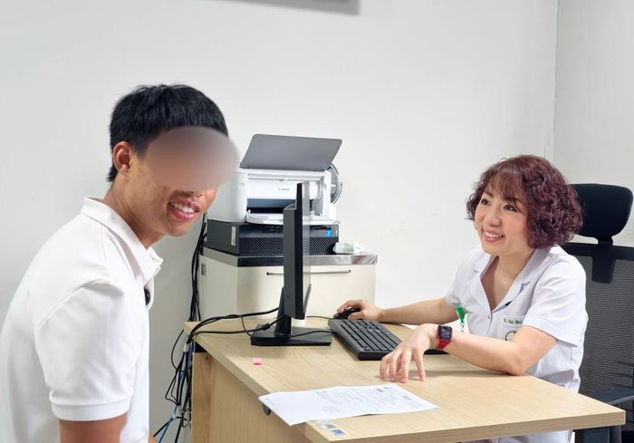 Người bệnh là một trong những trường hợp đầu tiên tại Việt Nam được áp dụng kỹ thuật chuyển cơ vùng cổ để phục hồi vận động mi mắt. Ảnh: BVCC