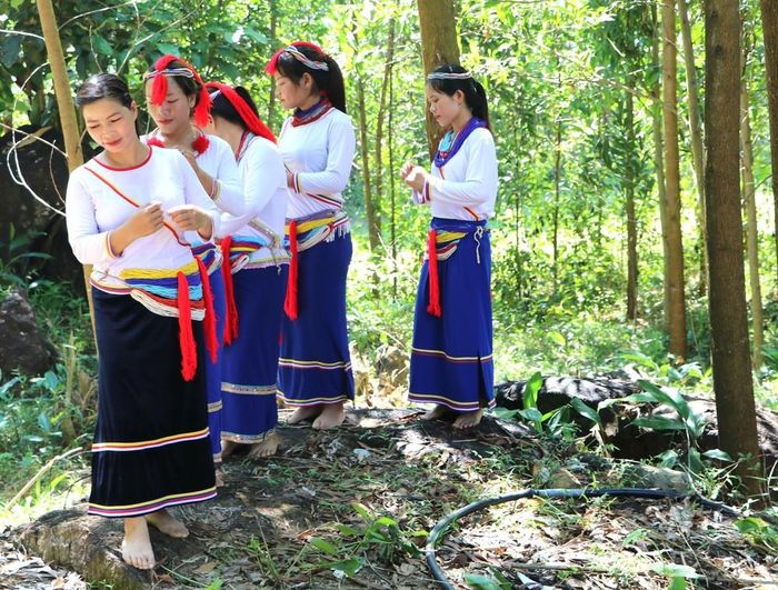 Thiếu nữ dân tộc Co luyện tập điệu múa truyền thống. Ảnh: Đinh Hương - TTXVN