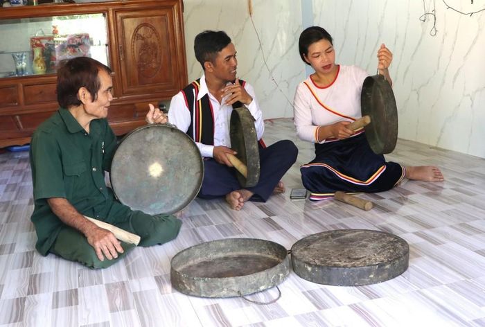 Đồng bào Co luôn chú trọng bảo tồn và phát huy các giá trị văn hóa truyền thống độc đáo của dân tộc như: chiêng, nghệ thuật đấu chiêng. Ảnh: Đinh Hương - TTXVN