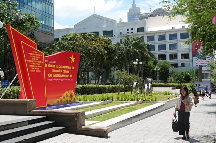 Khu vực triển lãm ảnh chào mừng kỷ niệm 81 năm Cách mạng Tháng Tám thành công (19/8/1945 - 19/8/2026) và Quốc khánh nước Cộng hòa Xã hội Chủ nghĩa Việt Nam (2/9/1945-2/9/2026) tại công viên Chi Lăng, đường Đồng Khởi (phường Sài Gòn, TP. Hồ Chí Minh). Ảnh: Anh Tuấn - TTXVN
