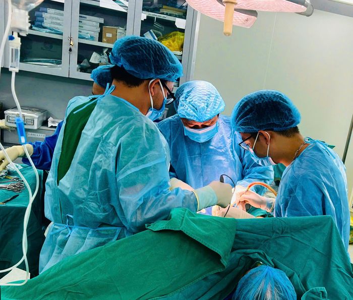 Ê-kíp phẫu thuật phải đối mặt với nhiều thách thức vì khối u quá lớn. Ảnh: BVCC