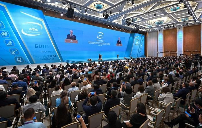 Tổng thống Kazakhstan Kassym-Jomart Tokayev đặc biệt lưu ý đến tình trạng thiếu giáo viên. Ảnh: qazinform