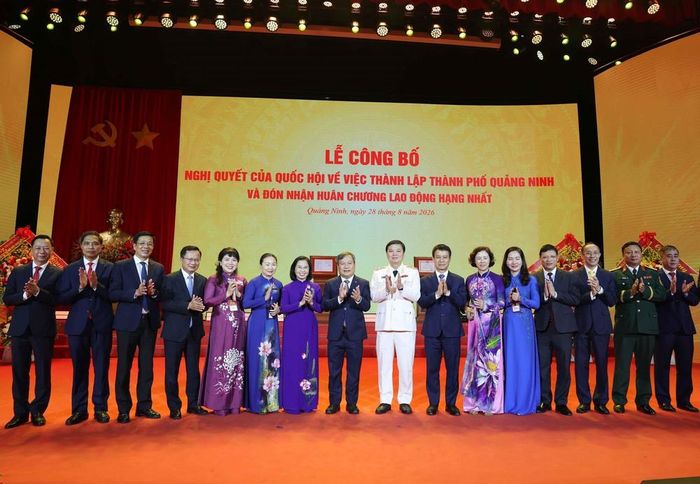 Các đại biểu tham dự Lễ công bố Nghị quyết của Quốc hội về việc thành lập thành phố Quảng Ninh và đón nhận Huân chương Lao động hạng Nhất. Ảnh: Thống Nhất – TTXVN