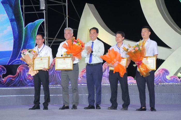 Chủ tịch UBND tỉnh Cà Mau Lữ Quang Ngời trao Bằng khen cho các đơn vị tham gia "Không gian trưng bày các miền di sản Việt Nam"