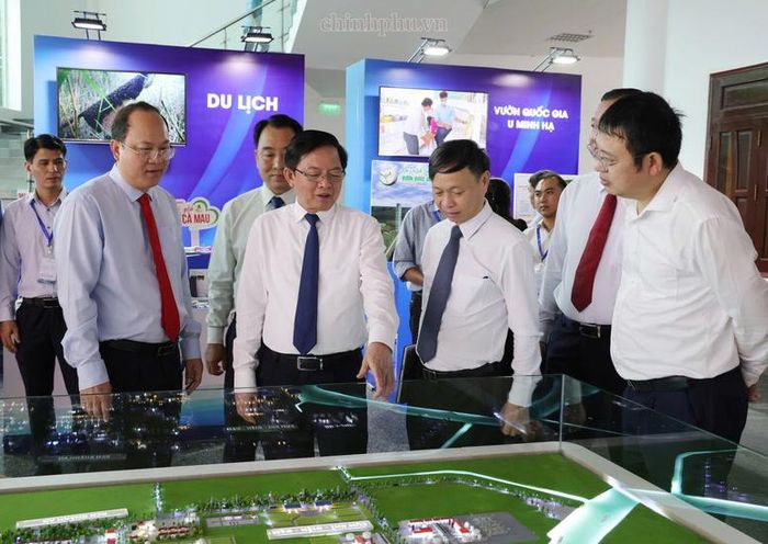 Phó Thủ tướng Hồ Quốc Dũng thăm các gian hàng sản phẩm tiêu biểu trong Hội nghị xúc tiến đầu tư của tỉnh Cà Mau - Ảnh: chinhphu.vn/Gia Huy