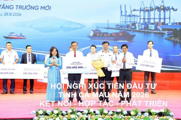 Trao bảng tượng trưng cho các đơn vị đóng góp an sinh xã hội trên địa bàn tỉnh Cà Mau - Ảnh: chinhphu.vn/Gia Huy