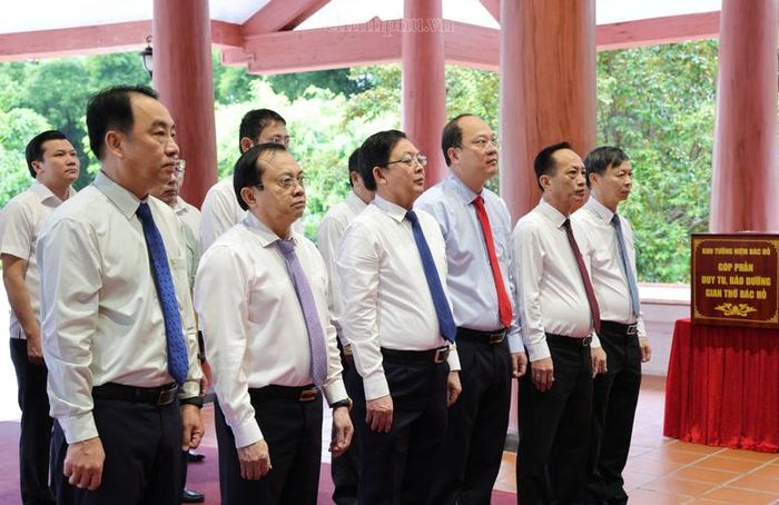 Phó Thủ tướng Hồ Quốc Dũng, lãnh đạo tỉnh Cà Mau dâng hương tại Khu tưởng niệm Chủ tịch Hồ Chí Minh tỉnh Cà Mau - Ảnh: chinhphu.vn/Gia Huy