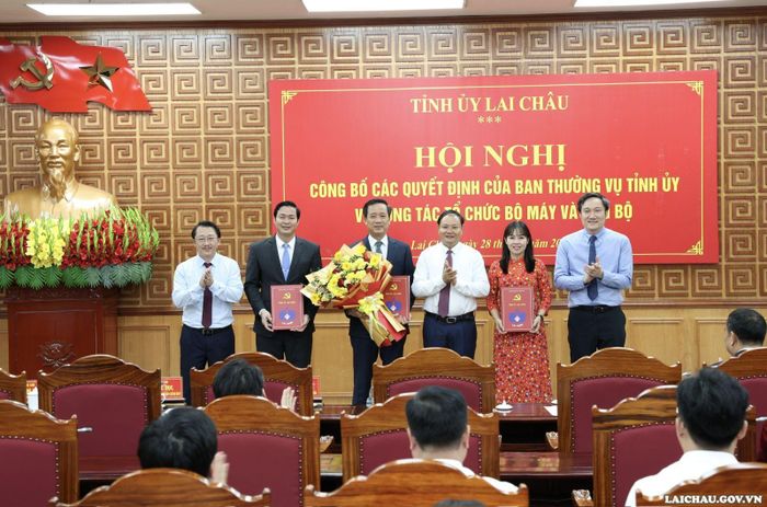 Các đồng chí Thường trực Tỉnh ủy tặng hoa chúc mừng lãnh đạo Ban Tuyên giáo Tỉnh ủy.