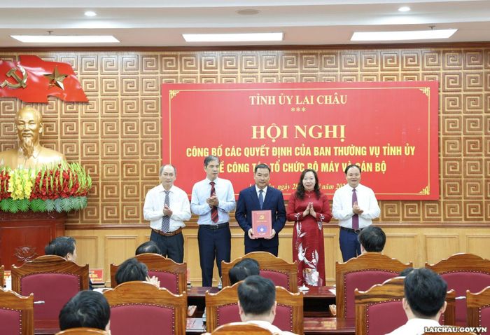 Đồng chí Lê Minh Ngân - Ủy viên Ban Chấp hành Trung ương Đảng, Bí thư Tỉnh ủy, Chủ tịch HĐND tỉnh trao quyết định cho các đồng chí Ủy viên Ban Thường vụ Đảng ủy MTTQ và các đoàn thể tỉnh.