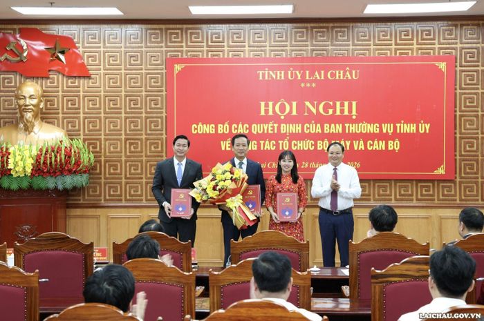 Đồng chí Lê Minh Ngân - Ủy viên Ban Chấp hành Trung ương Đảng, Bí thư Tỉnh ủy, Chủ tịch HĐND tỉnh trao quyết định và tặng hoa chúc mừng các đồng chí lãnh đạo Ban Tuyên giáo Tỉnh ủy.