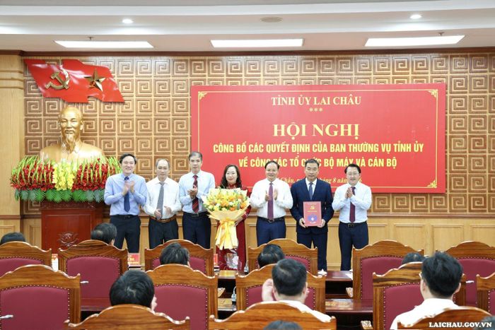 Các đồng chí Thường trực Tỉnh ủy tặng hoa chúc mừng các đồng chí Ủy viên Ban Thường vụ Đảng ủy MTTQ và các đoàn thể tỉnh.