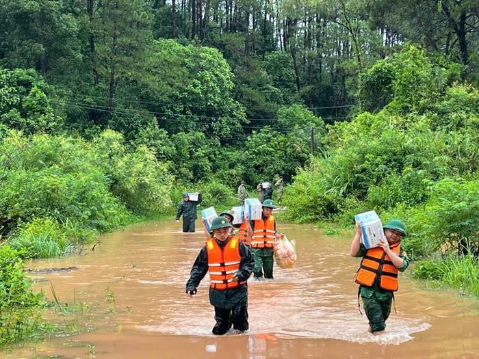 Cán bộ, chiến sĩ Đồn Biên phòng Cửa khẩu Chi Ma vượt nước ngập, vận chuyển lương thực, nhu yếu phẩm hỗ trợ người dân vùng bị cô lập do mưa lũ.