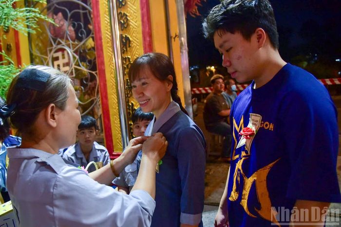 Nghi thức “bông hồng cài áo” nhắc nhở mỗi người về công ơn sinh thành, dưỡng dục của cha mẹ.