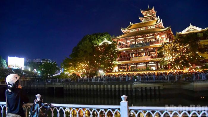 Người dân, Phật tử trang nghiêm tham dự Lễ Vu Lan tại chùa Pháp Hoa.