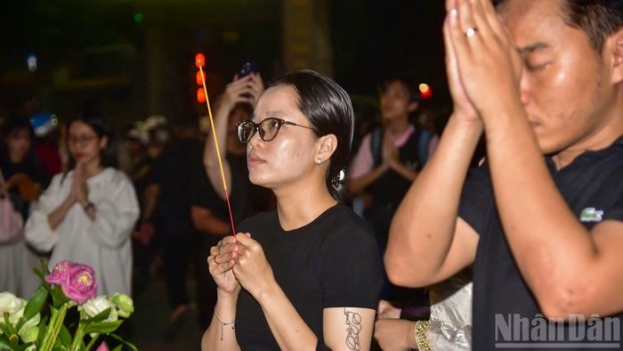 Các Phật tử cùng tụng kinh, cầu nguyện cho cha mẹ và người thân.