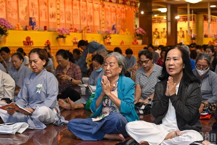  Đông đảo người dân tham dự các nghi thức Lễ Vu Lan﻿ tại Việt Nam Quốc Tự. 