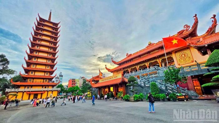  Tại Việt Nam Quốc Tự, Phường Hòa Hưng, Thành phố Hồ Chí Minh﻿, các Phật tử đã về chùa thắp hương, cầu nguyện từ sáng sớm. 