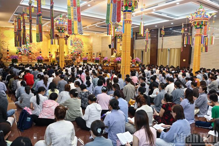 Phật tử thành kính dâng hương, cầu bình an cho gia đình và người thân.