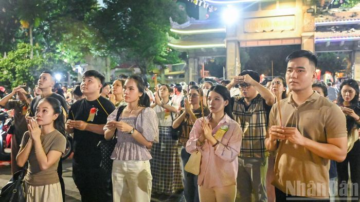 Các Phật tử cùng tụng kinh, cầu nguyện cho cha mẹ và người thân.