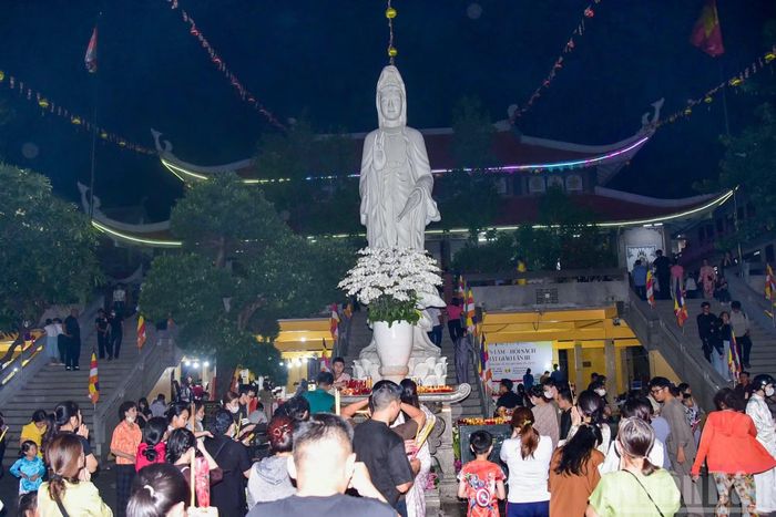 Người dân đến chùa Vĩnh Nghiêm thắp hương, cầu nguyện trong ngày Rằm tháng Bảy.