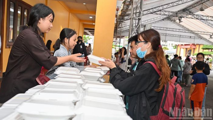 Trong ngày, các nhà chùa tổ chức nhiều hoạt động ý nghĩa như phát cơm chay miễn phí, hướng dẫn người dân thực hiện các nghi thức Lễ Vu Lan; đồng thời chia sẻ về đạo hiếu, tình yêu thương trong gia đình và cách ứng xử giữa người với người.