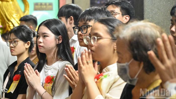 Người dân, Phật tử đến chùa Vĩnh Nghiêm cầu an, hướng về gia đình trong mùa Vu Lan.