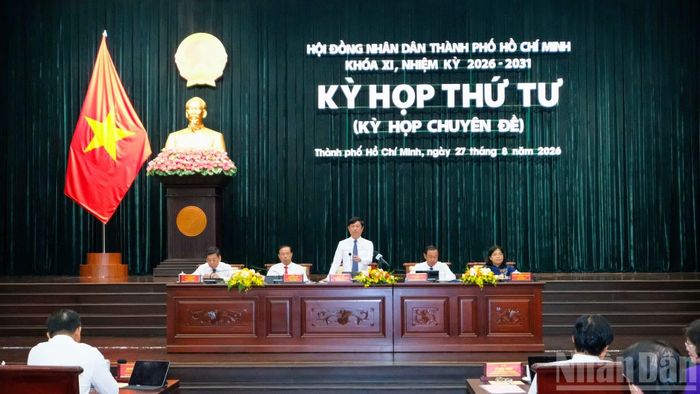 Chủ tịch Hội đồng nhân dân Thành phố Võ Văn Minh điều hành kỳ họp. (Ảnh: THẾ ANH)