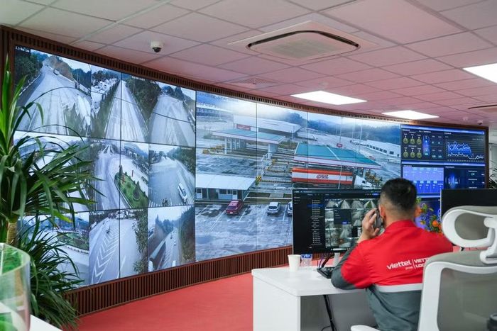 Kỹ thuật viên điều phối hoạt động kho bãi tại Phòng điều hành NOC, Công viên Logistics Viettel Lạng Sơn (Ảnh QUỐC ĐẠT)