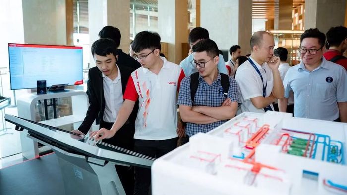 Doanh nghiệp tìm hiểu giải pháp hạ tầng trung tâm dữ liệu tại DCCI Summit 2026 (Ảnh Viettel IDC)