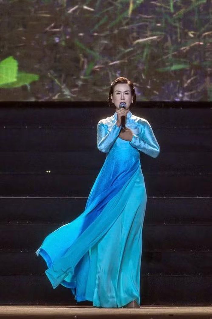 Giọng ca da diết của Võ Hạ Trâm đưa khán giả bước vào không gian của những ký ức thiêng liêng. (Ảnh: THỦY NGUYÊN)