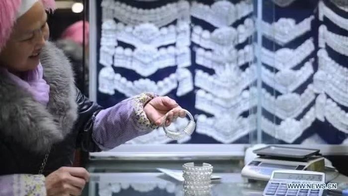 Trang sức thủ công bằng bạc được trưng bày tại một cửa hàng ở thành phố Kaili, tỉnh Quý Châu, Tây Nam Trung Quốc. (Ảnh: Tân Hoa xã)